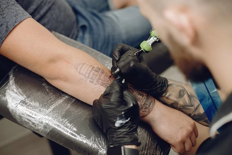 man-doing-tattoo-tattoo-salon