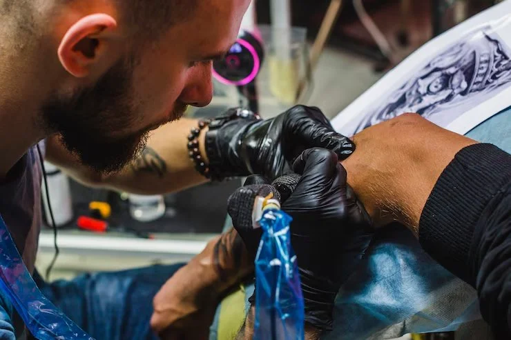 bearded-tattoo-artist-working