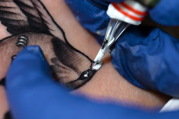 1 experienced-tattoo-artist-working-client-tattoo_23-2149479264