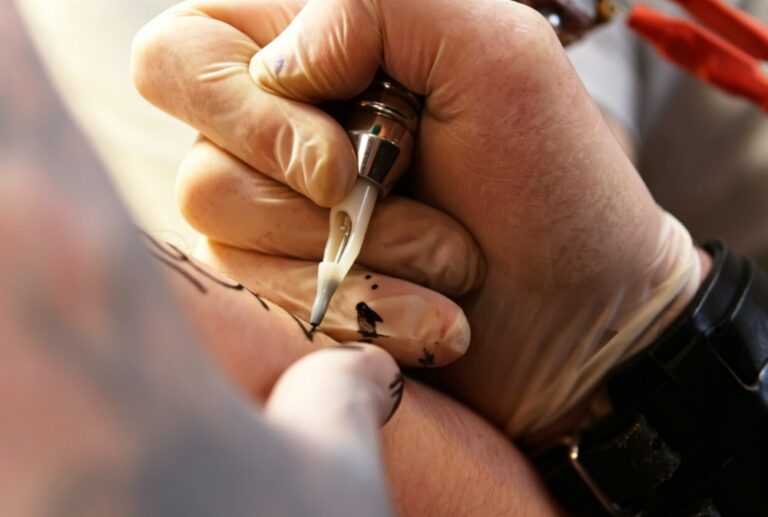 How to Choose Between a Rotary Machine and a Hand Poke Tool